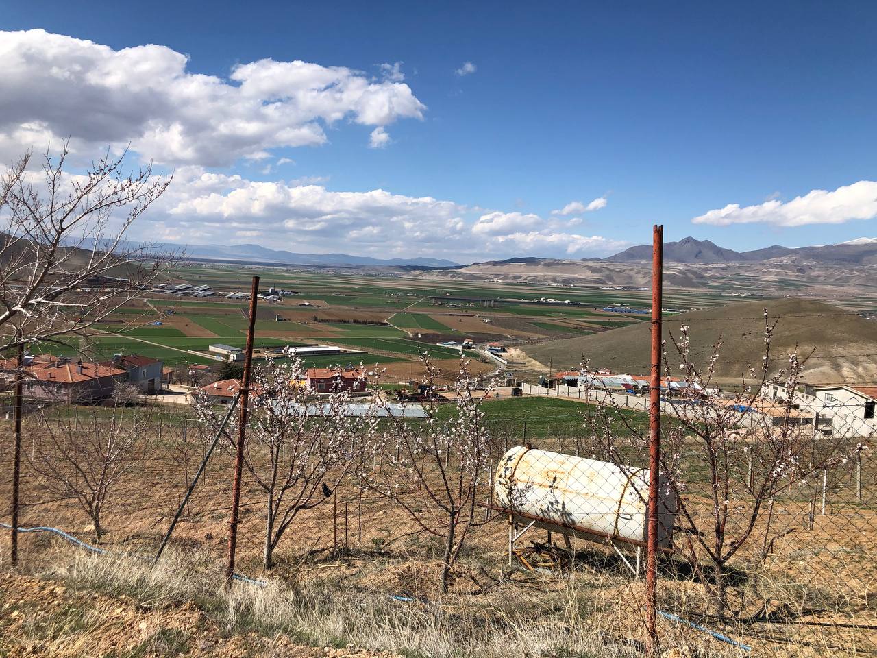 DEVELİ POLAT GAYRİMENKUL- TOMBAK ÇAPAYERİ MEVKİİNDE SATILIK 3 ADET İMARLI ARSA