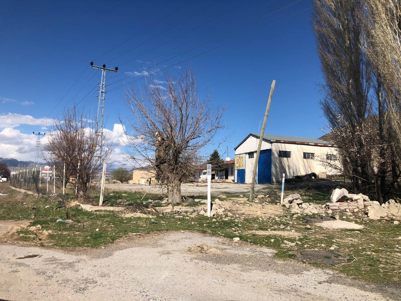 DEVELİ POLAT GAYRİMENKUL- ZİLE MAH. GEVREZE MEVKİİNDE ANAYOLA SIFIR YATIRIMLIK TİCARİ İMARLI ARSA