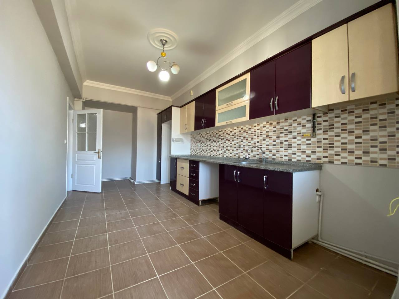 DEVELİ POLAT GAYRİMENKUL- YENİ HASTANE MEVKİİNDE SATILIK BAKIMLI DUBLEX DAİRE