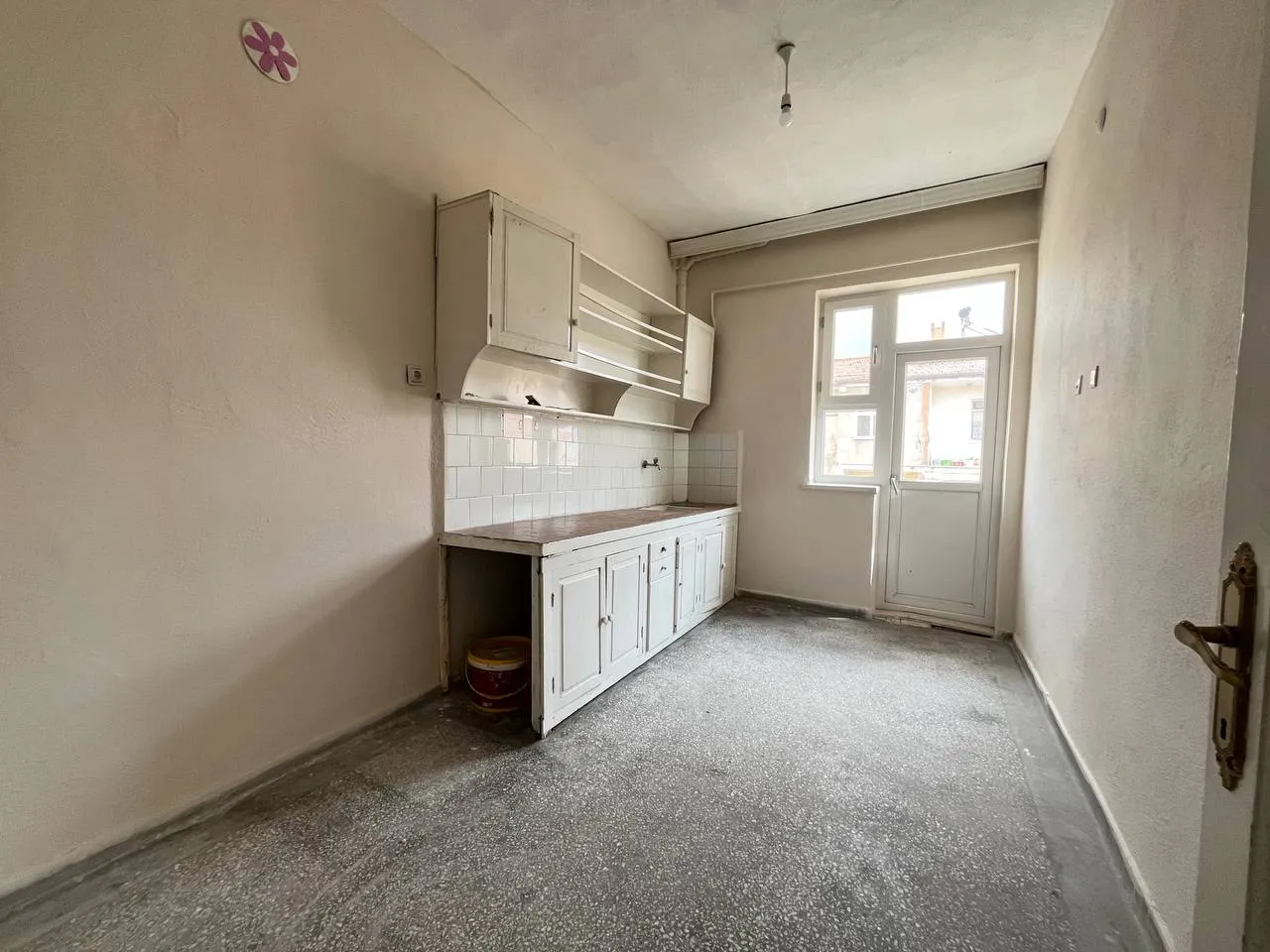 DEVELİ POLAT GAYRİMENKUL-AŞAĞIEVEREK MAH. SATILIK ARA KAT SOBALI DAİRE