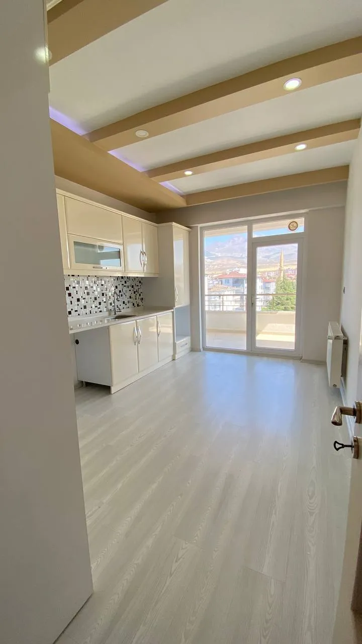 DEVELİ POLAT GAYRİMENKUL - ADLİYE İLERİSİ KİRALIK BAKIMLI DAİRE