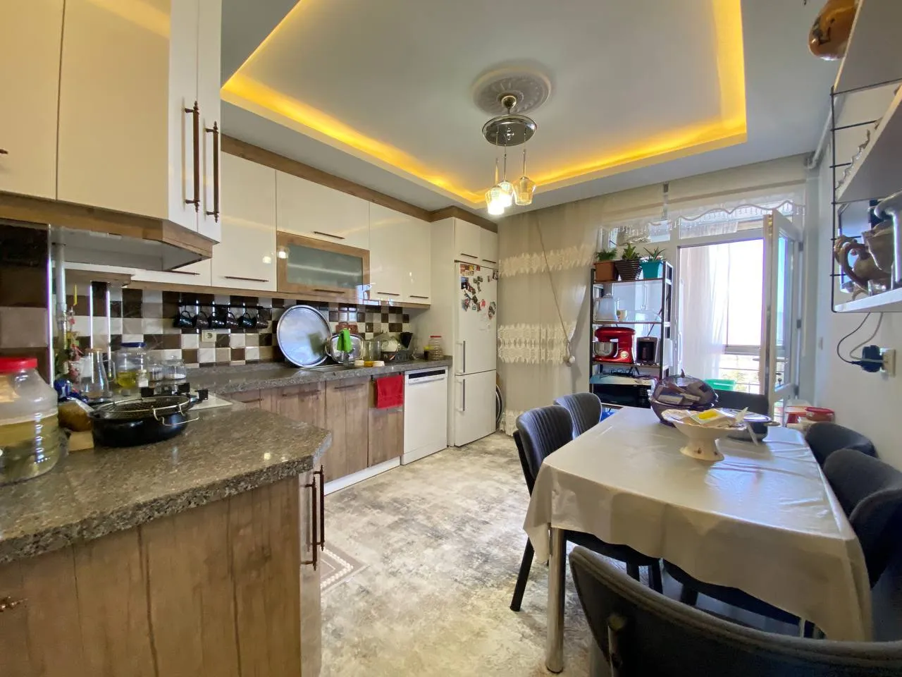 DEVELİ POLAT GAYRİMENKUL-ADLİYE İLERİSİ ANAYOLA ÜZERİN DE SATILIK ARA KAT DOLU DOLU DAİRE