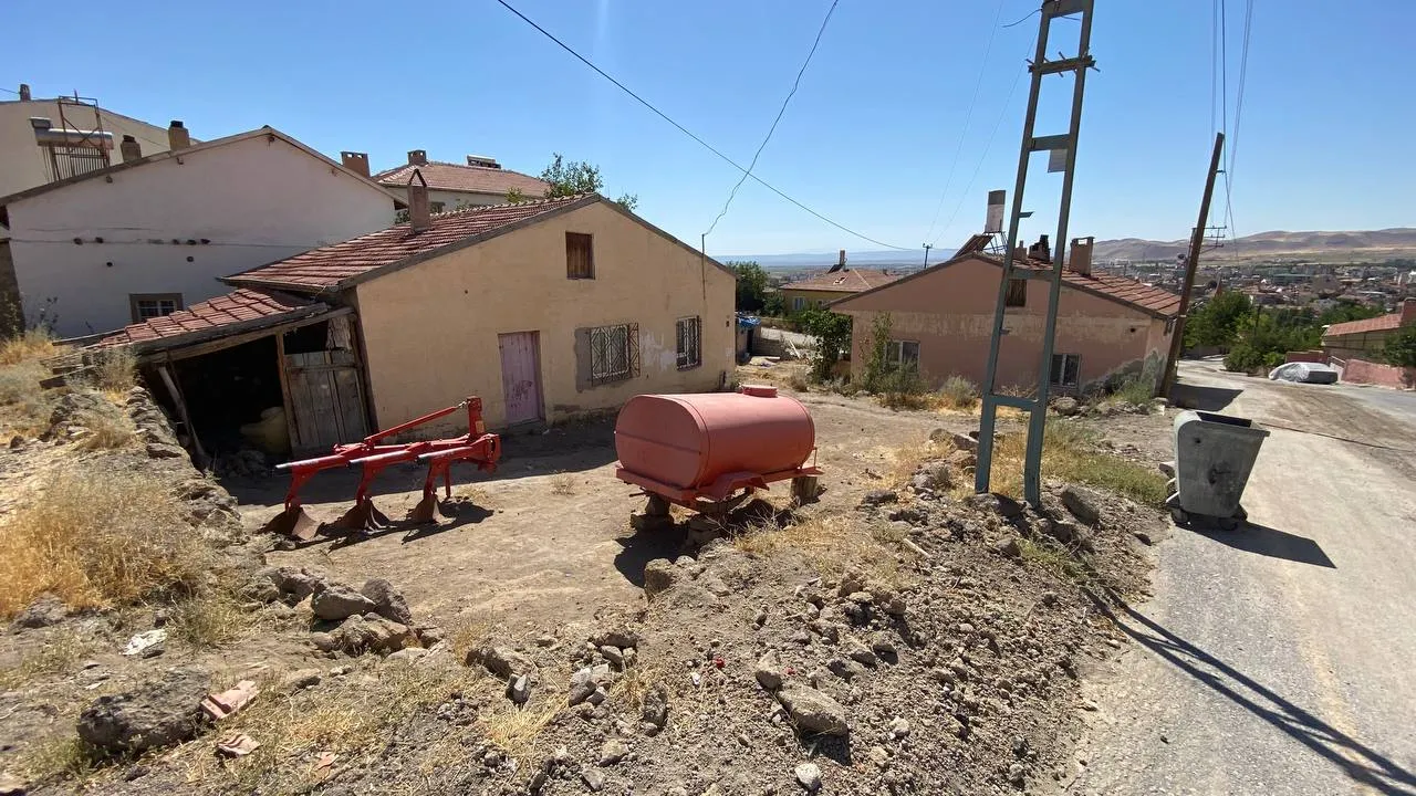 DEVELİ POLAT GAYRİMENKUL -  SATILIK BAHÇEBAŞINDA 2 ADET YANYANA ARSA