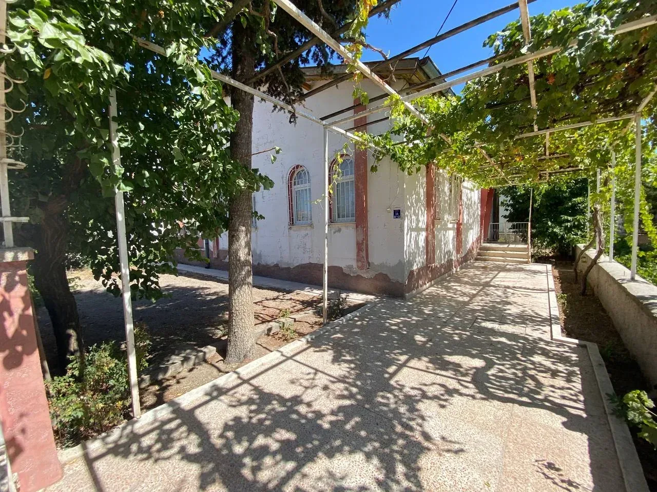 DEVELİ POLAT GAYRİMENKUL - BAHÇELİEVLER MAH. 433 M2 ARSA İÇERİSİNDE SATILIK MÜSTAKİL EV