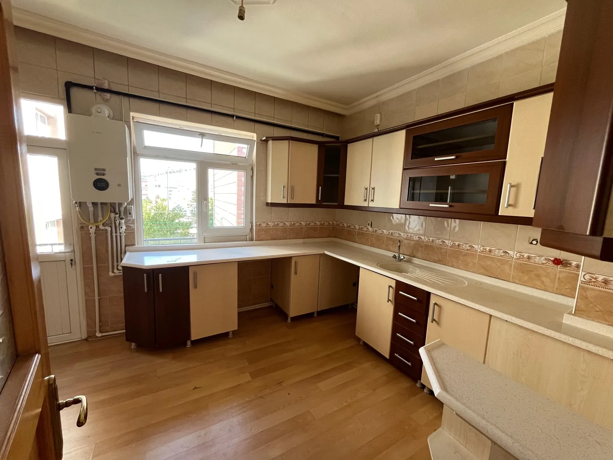 DEVELİ POLAT GAYRİMENKUL- PAZAR MEVKİİNDE KİRALIK BAKIMLI DAİRE