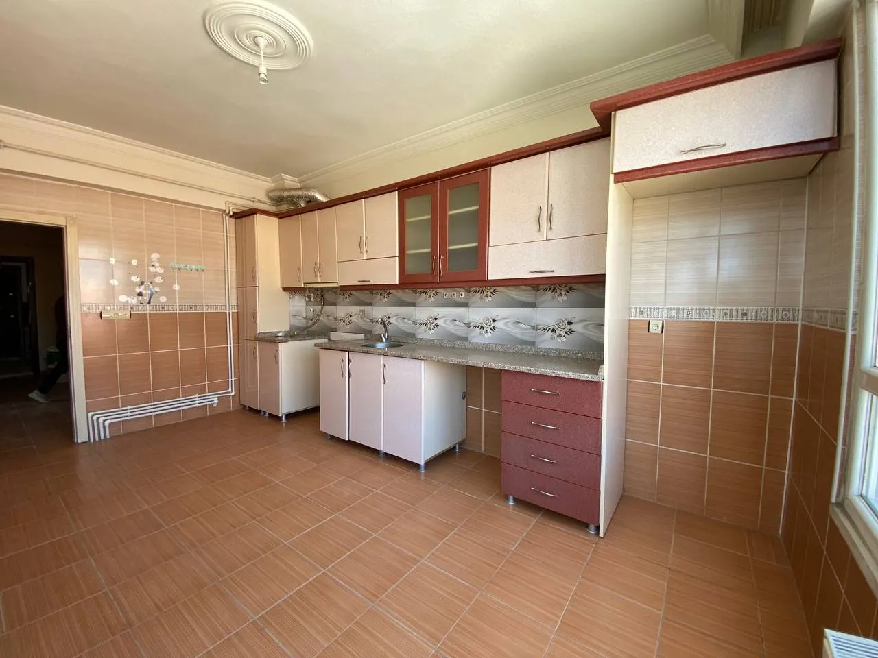 DEVELİ POLAT GAYRİMENKUL-CAMİCEDİT MAH. PAZAR ALTINDA SATILIK BAKIMLI DAİRE