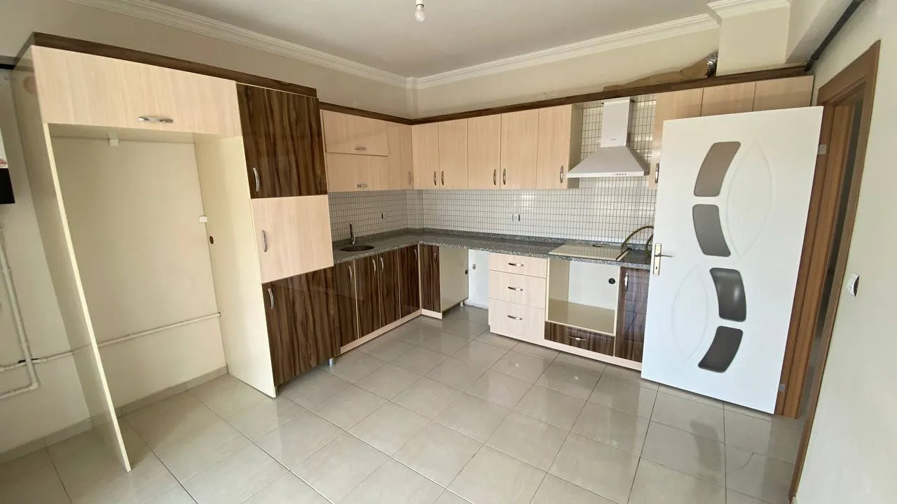 DEVELİ POLAT GAYRİMENKUL - PAZAR ALTINDA KİRALIK BAKIMLI DAİRE