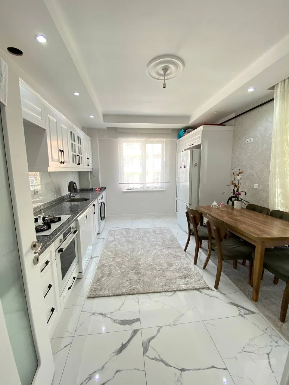 DEVELİ POLAT GAYRİMENKUL - CAMİCEDİT MAH. PAZAR ALTINDA SATILIK DOLU DOLU DAİRE