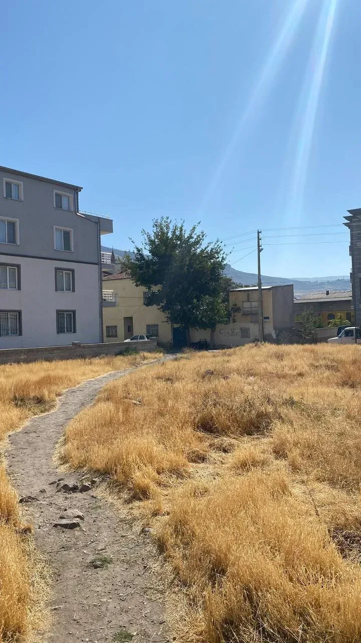 DEVELİ POLAT GAYRİMENKUL - CAMİİCEDİT MAH. ÖGRETMEN EVİ KARŞISI İMARLI 3 KAT MÜSADELİ ARSA
