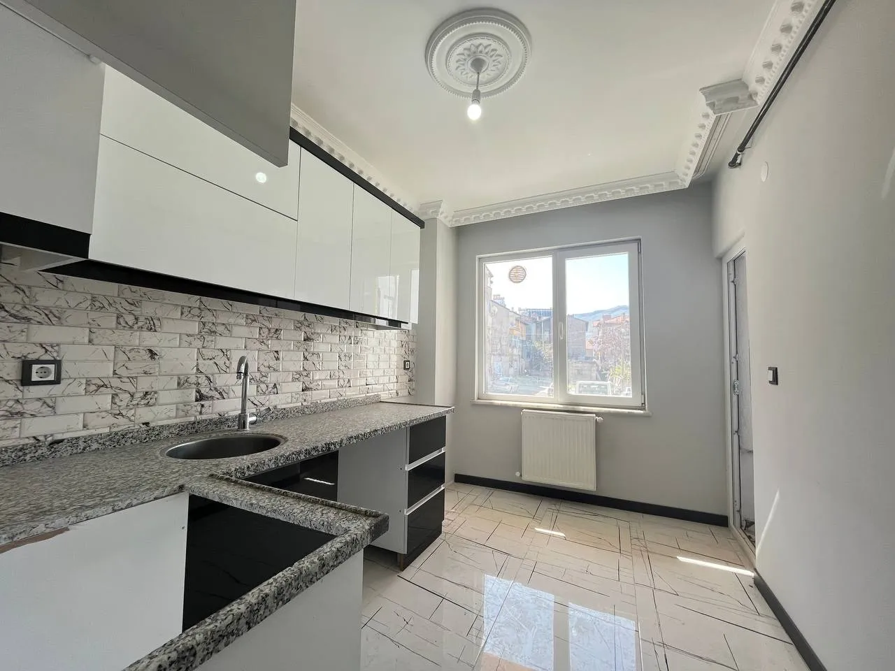 DEVELİ POLAT GAYRİMENKUL-ÇARŞI MERKEZDE SATILIK LÜX DAİRE