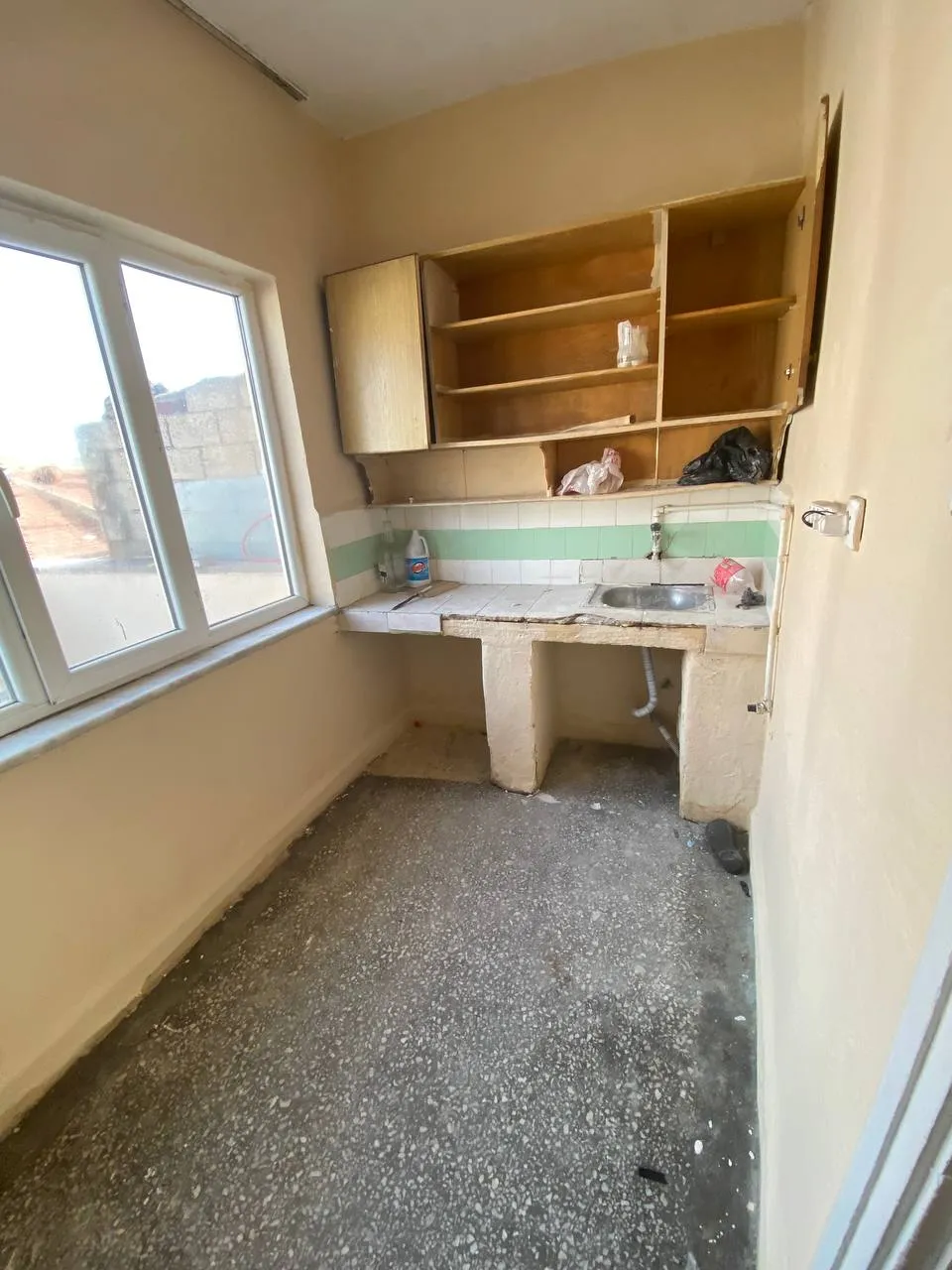 DEVELİ POLAT GAYRİMENKUL - FENESEAŞAĞI MAH. CADDE ÜZERİNDE SATILIK DAİRE.