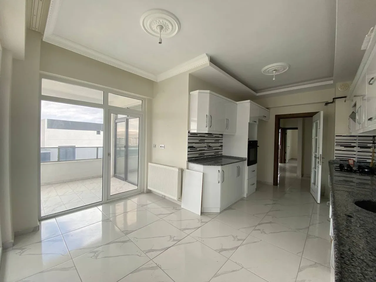 DEVELİ POLAT GAYRİMENKUL-TEKİR CADDESİ ÜZERİNDE YENİ HASTANE MEVKİİNDE SATILIK LÜX DAİRE.