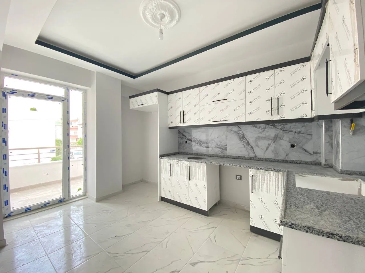 DEVELİ POLAT GAYRİMENKUL- ÇARŞI MERKEZE YAKIN KİRALIK SIFIR GENİŞ 2+1 DAİRE