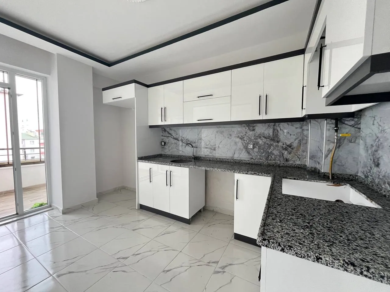 DEVELİ POLAT GAYRİMENKUL - İBRAHİMAĞA MAH. ÇARŞI MERKEZDE KİRALIK SIFIR ARA KAT DAİRE