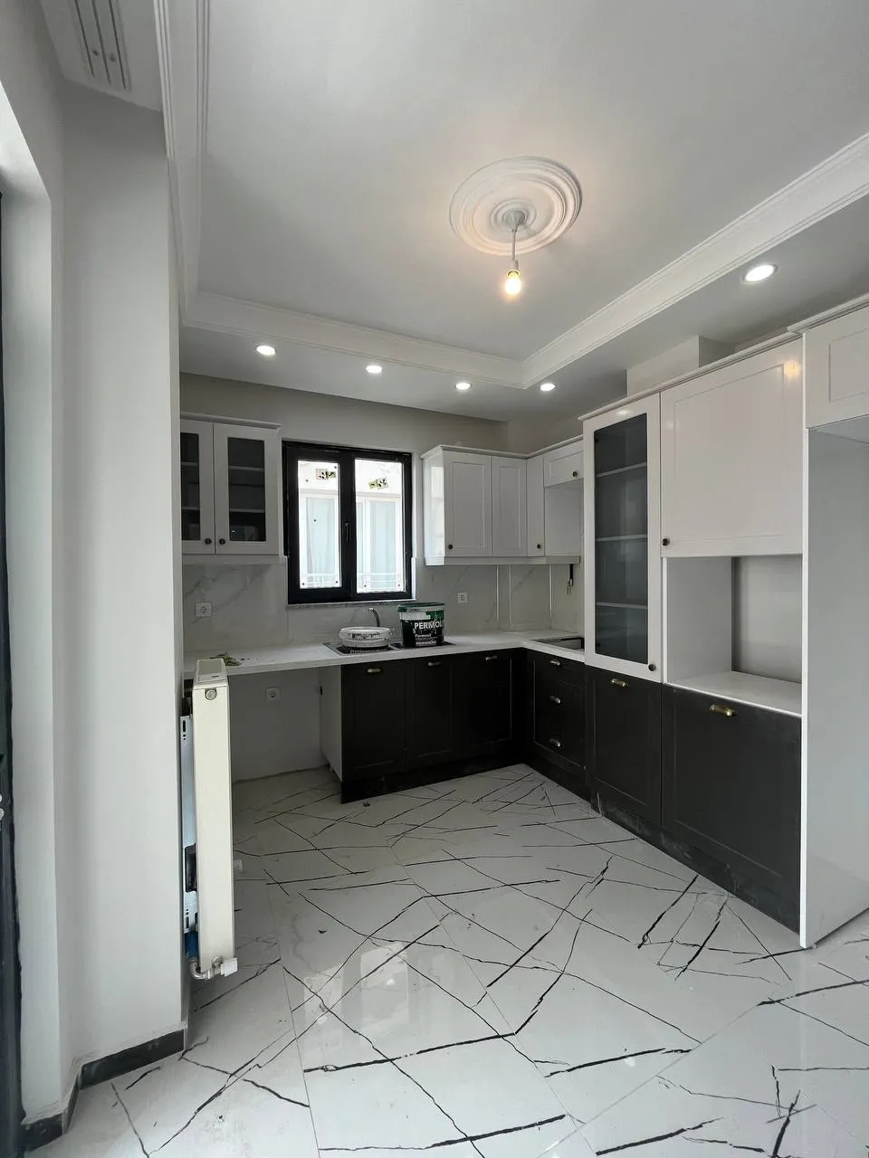 DEVELİ POLAT GAYRİMENKUL- İBRAHİMAĞA MAAH. ÇARŞI MERKEZDE SATILIK ARA KAT DAİRE
