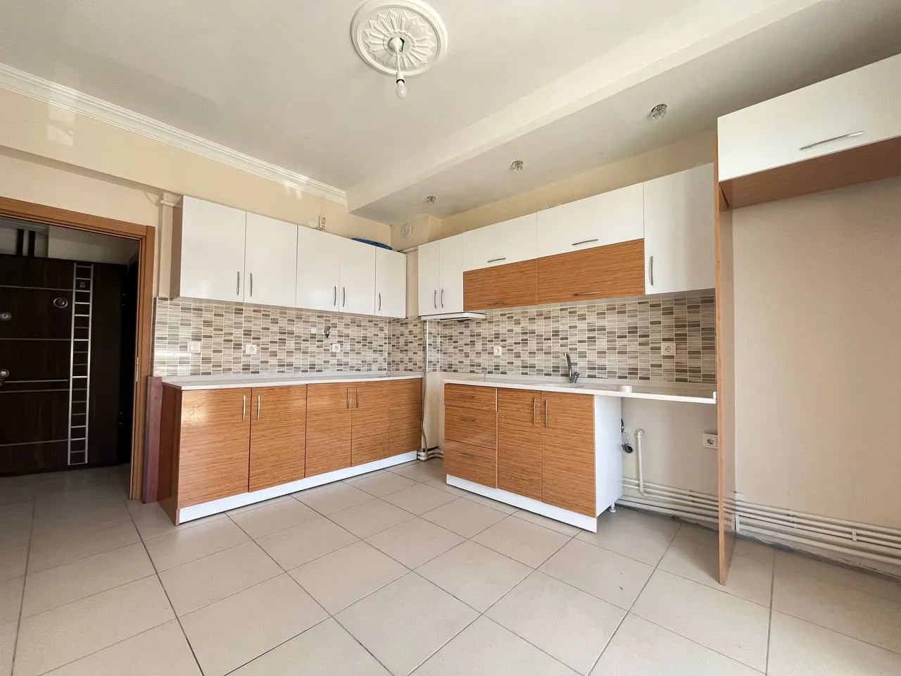 DEVELİ POLAT GAYRİMENKUL - PAZAR MEVKİİNDE SATILIK FIRSAT BAKIMLI DAİRE