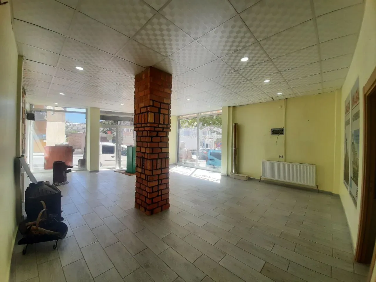 DEVELİ POLAT GAYRİMENKUL-ÇARŞI MERKEZE YAKIN DAİRE FİYATINA SATILIK DÜKKAN