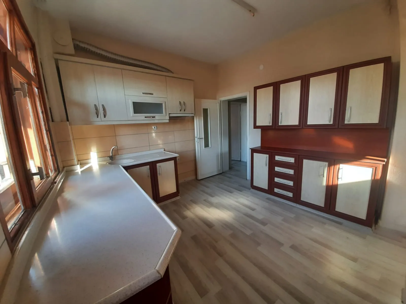 DEVELİ POLAT GAYRİMENKUL- İZMİRLİ MAH. ÇARŞI MERKEZE YAKIN KİRALIK BAKIMI SOBALI DAİRE