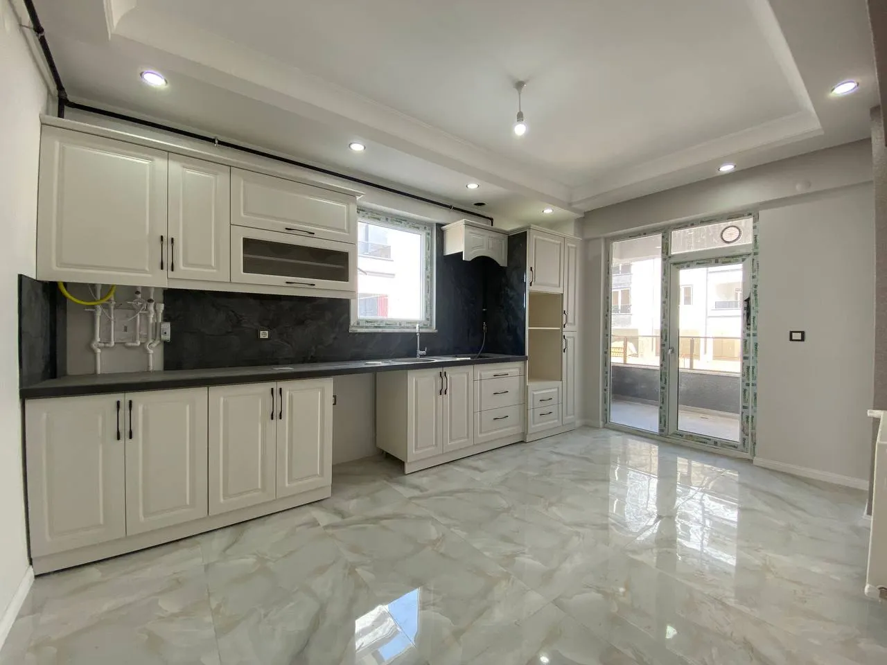 DEVELİ POLAT GAYRİMENKUL - YENİ HAS. MEVKİİNDE ULTRA LÜX SIFIR KİRALIK DAİRE