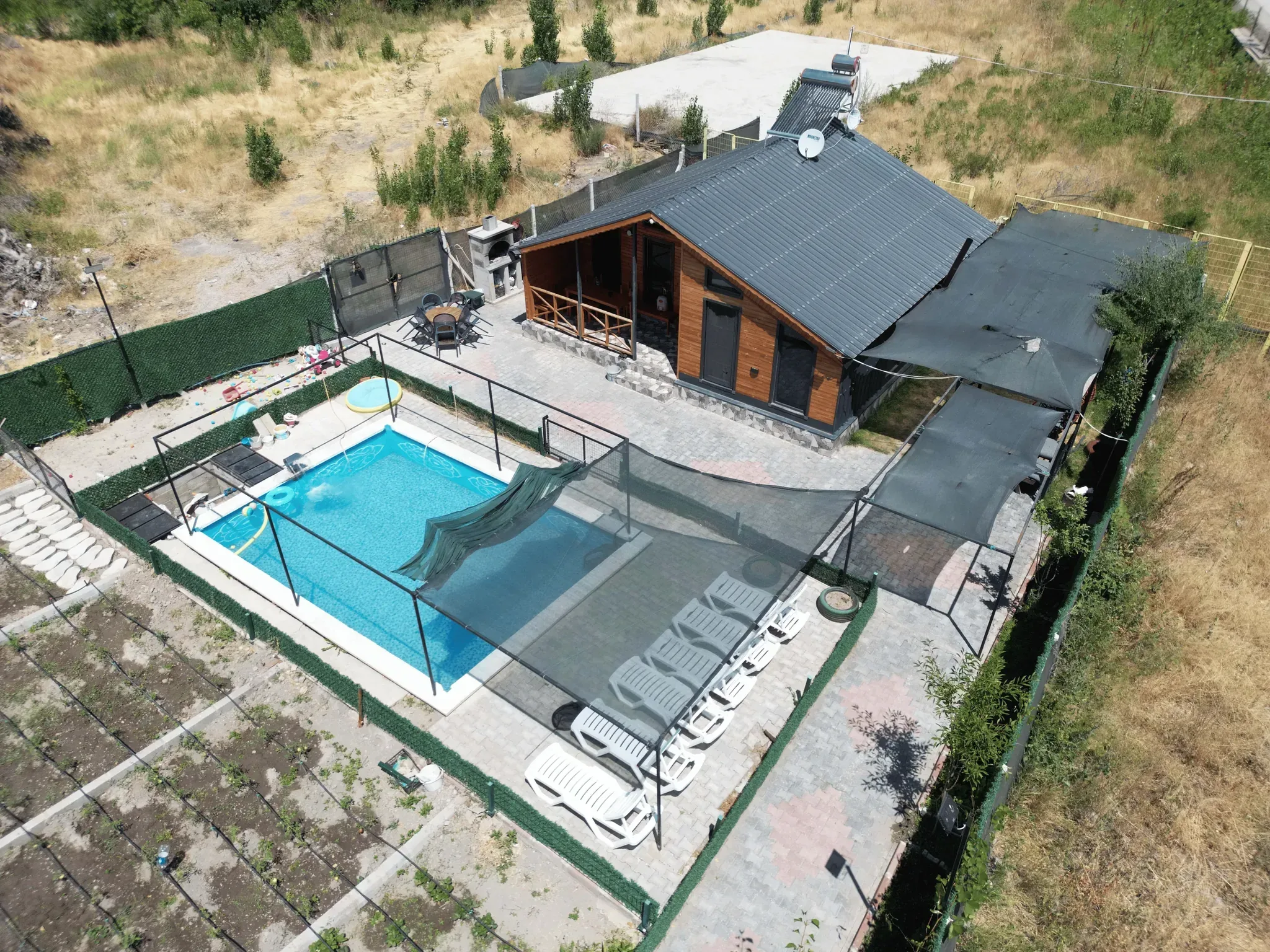 DEVELİ POLAT GAYRİMENKUL - ELBİZ'DE, 360 M2 İÇERİSİNDE DİZAYN EDİLMİŞ HAVUZLU BUNGALOV YAŞAM ALANI