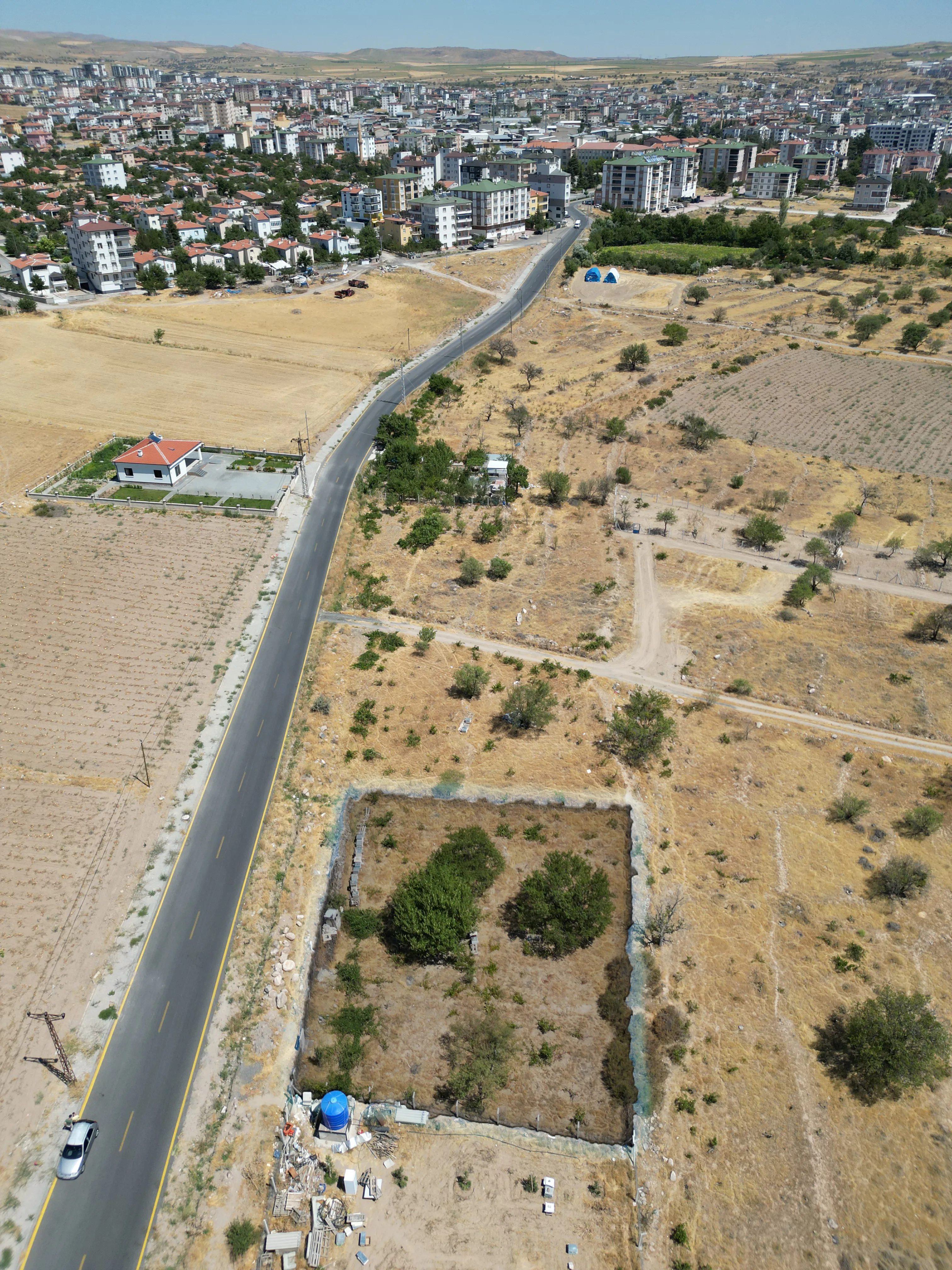 DEVELİ POLAT GAYRİMENKUL - İTFAİYE YOLU ÜZERİ ASFALT YOLA SIFIR KAÇIRILMAYACAK SATILIK BAĞ BAHÇE