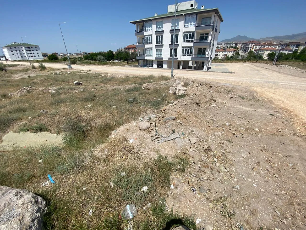 DEVELİ POLAT GAYRİMENKUL-KARAYOLLARI MEVKİİ SATILIK KÖŞE BAŞI İMARLI ARSA