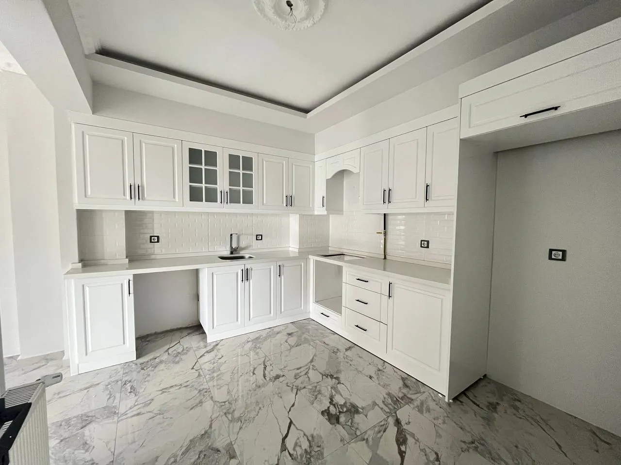 DEVELİ POLAT GAYRİMENKUL - ÇARŞI MERKEZDE CADDE ÜZERİNDE SATILIK 3+1 LÜX DAİRE