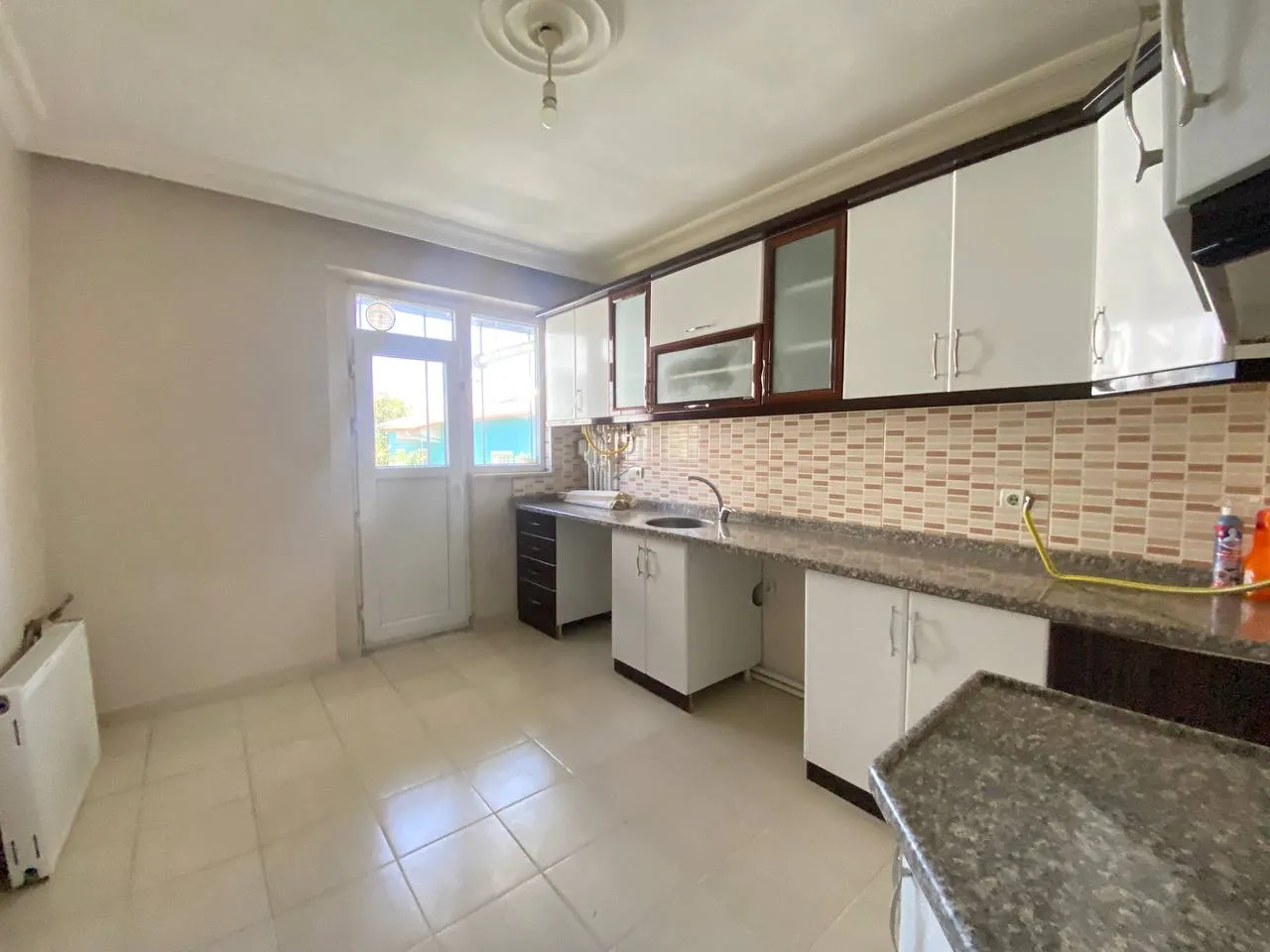 DEVELİ POLAT GAYRİMENKUL-ÇARŞI MERKEZDE SATILIK ARA KAT FIRSAT DAİRE