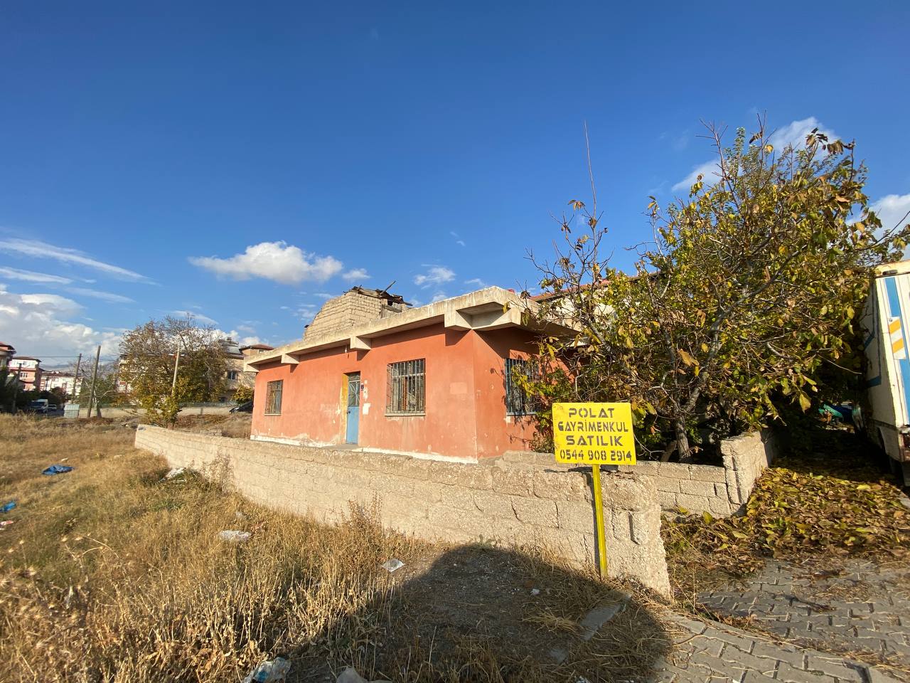 DEVELİ POLAT GARİMENKUL- AŞAĞI EVEREK MAHALLESİNDE İÇERİSİNDE MÜSTAKİL EVİ BULUNAN FIRSAT ARSASI