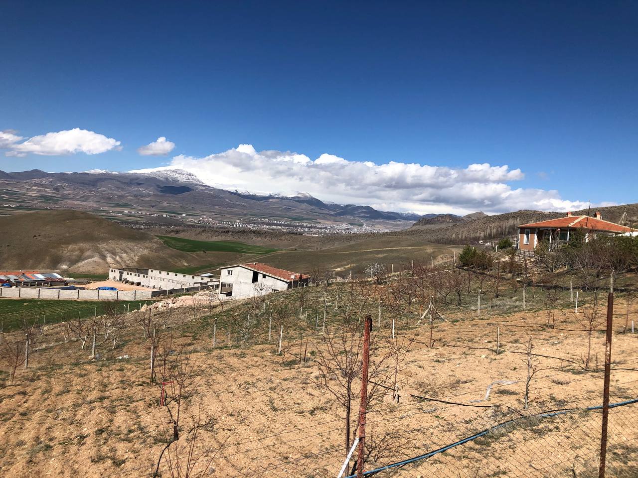 DEVELİ POLAT GAYRİMENKUL- TOMBAK ÇAPAYERİ MEVKİİNDE SATILIK 3 ADET İMARLI ARSA